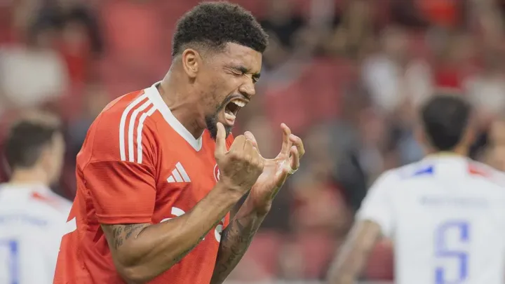 Juninho, zagueiro do Internacional, camisa 18, em ação no Brasileirão Série A 2026