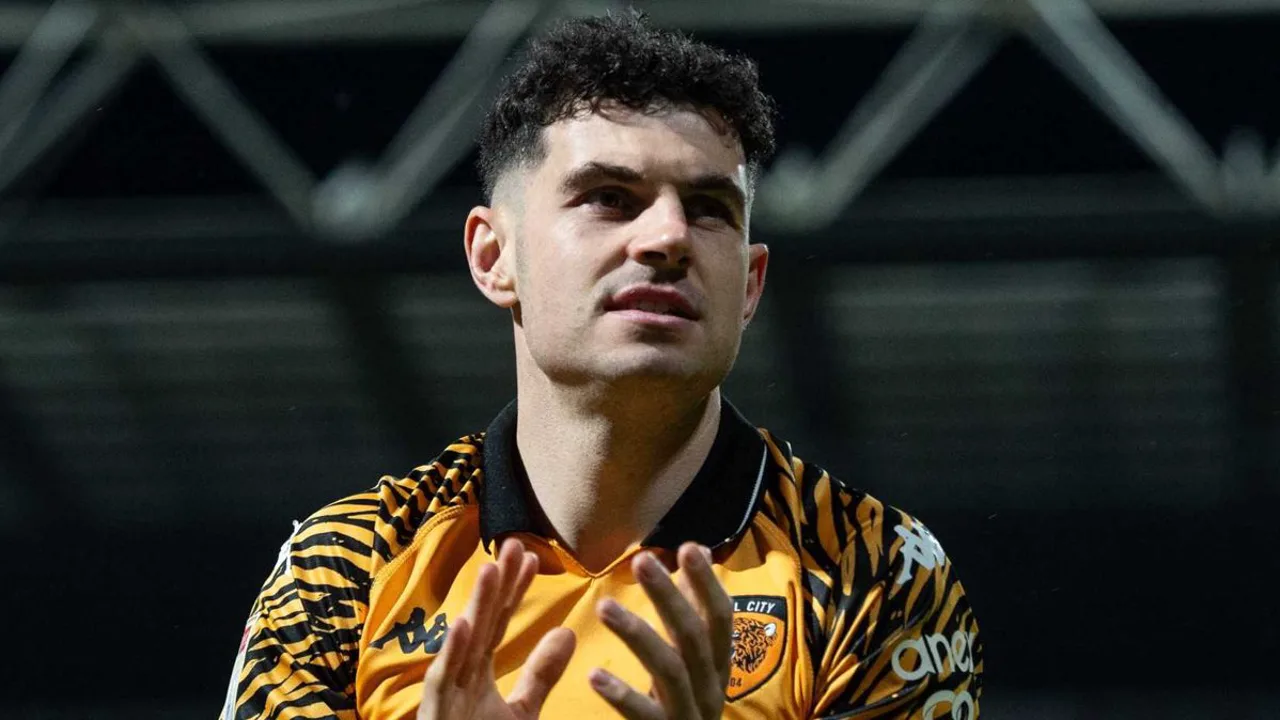 John Egan, zagueiro do Hull City de camisa 15, em ação defensiva na Premier League 2025/2026