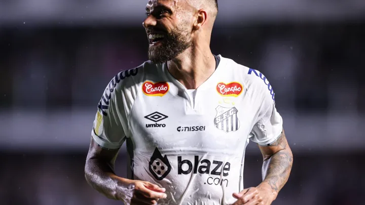 Guilherme, meia do Santos com a camisa 10, em campo durante partida do Brasileirão Série A 2026