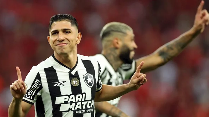 Jogadores do Botafogo comemoram gol no Estádio Olímpico Nilton Santos durante goleada 4 a 0 sobre o Internacional em maio de 2025