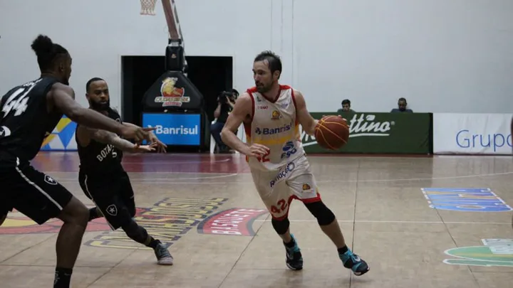 Quadra do Ginásio do Sesi em Caxias do Sul durante partida do NBB entre Caxias do Sul e Botafogo em fevereiro de 2025
