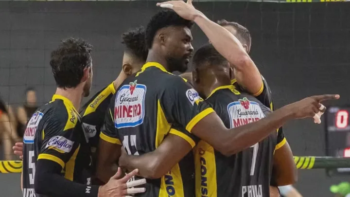 Jogadores de Suzano Volei e Praia Clube em disputa de bola durante jogo da Superliga Masculina em dezembro de 2024