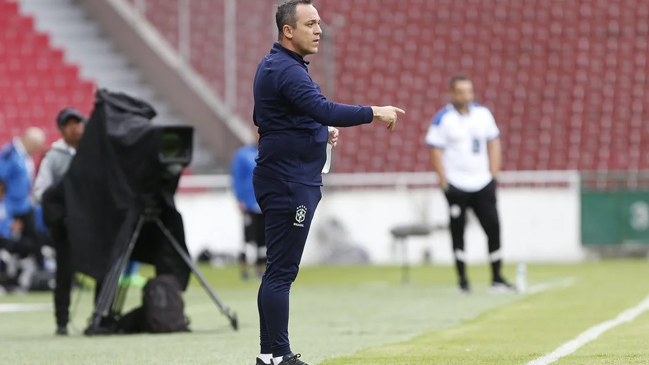 Gerson Luiz Gusmão, treinador do América RN, observando o jogo durante a Copa do Nordeste 2026
