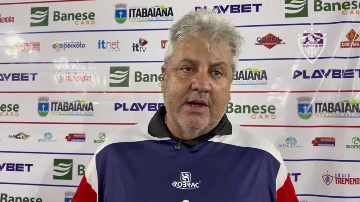 Gilson Kleina, treinador do Itabaiana, observando o campo durante partida da Copa do Nordeste 2026