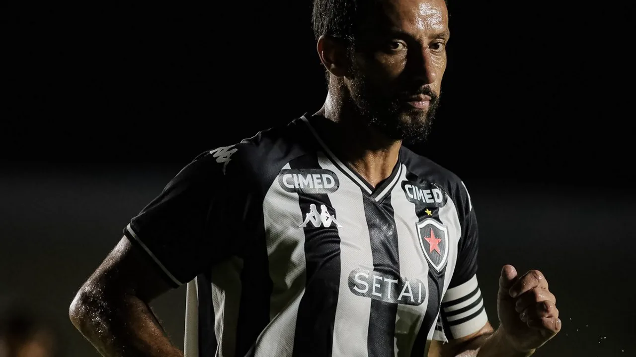 Nenê, meia do Botafogo PB, em ação durante partida da Copa do Nordeste 2026