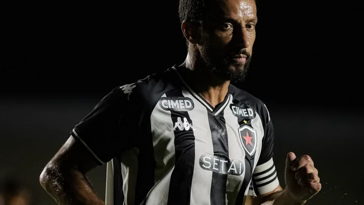 Nenê, meia do Botafogo PB, em ação durante partida da Copa do Nordeste 2026
