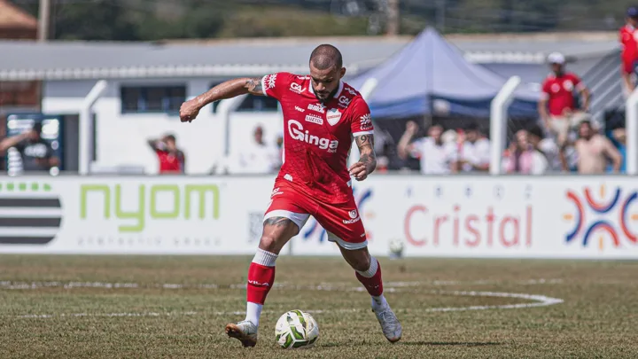 André Luís, atacante do Vila Nova, com a camisa 7 durante partida do Brasileirão Série A 2026
