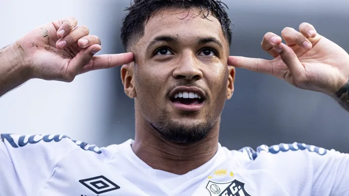 Marcos Leonardo, centroavante do Santos, em ação pelo Brasileirão Série A 2026