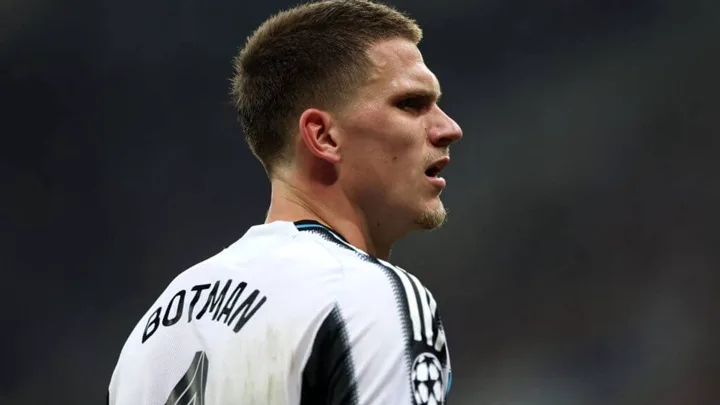 Sven Botman, zagueiro do Newcastle United, em ação pela Premier League com a camisa 4