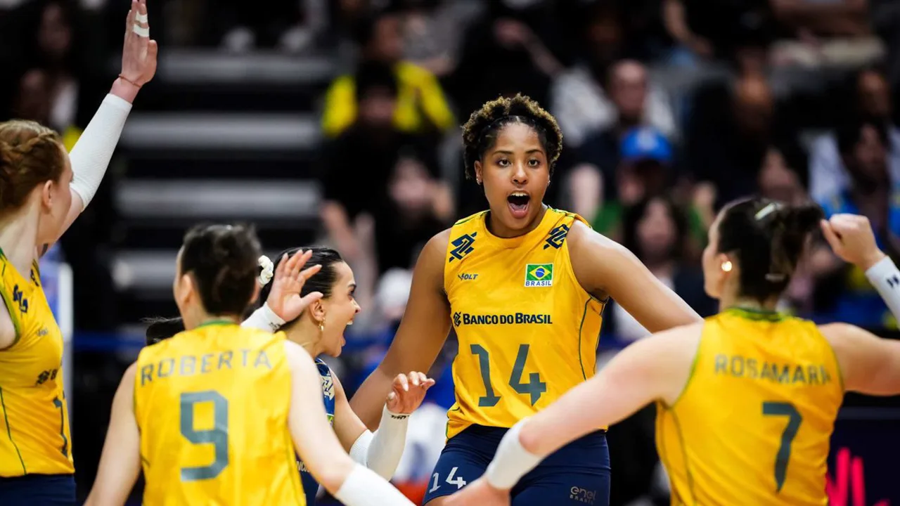 Jogadoras da seleção brasileira feminina de vôlei em quadra durante partida da VNL 2026 em Osaka, Japão