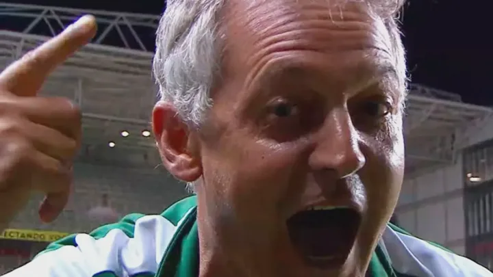 Luiz Cirne Lima de Lorenzi, treinador do Botafogo PB, na beira do campo durante a Copa do Nordeste 2026