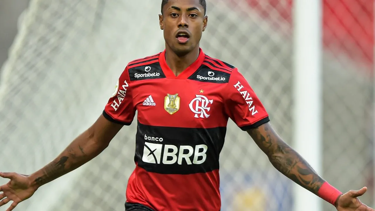 Bruno Henrique pelo Flamengo e Wanderson pelo Cruzeiro em lances da Série A 2026, lado a lado