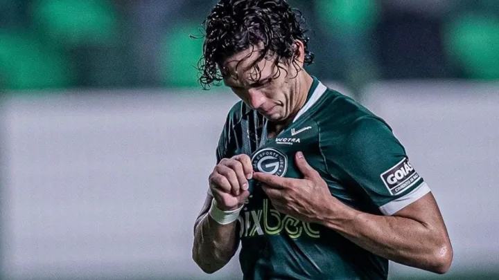 Nicolas, zagueiro do Goiás de camisa 6, em ação defensiva durante partida da Série A de 2026