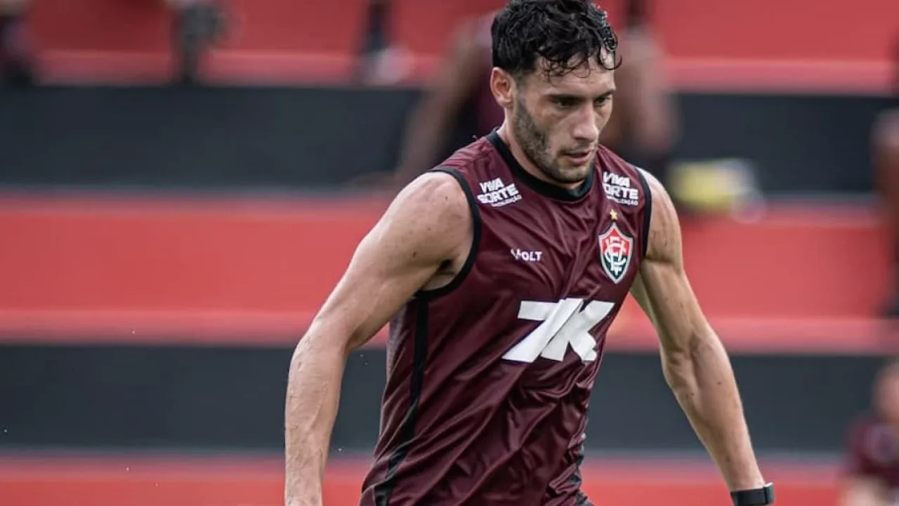 Leandro Emmanuel Martínez, meia do Vitória, com a camisa 6 durante partida do Brasileirão Série A 2026