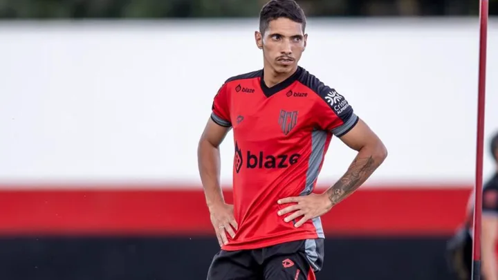 Geovane, meia do Atlético GO, em ação durante partida da Série B do Brasileirão 2026