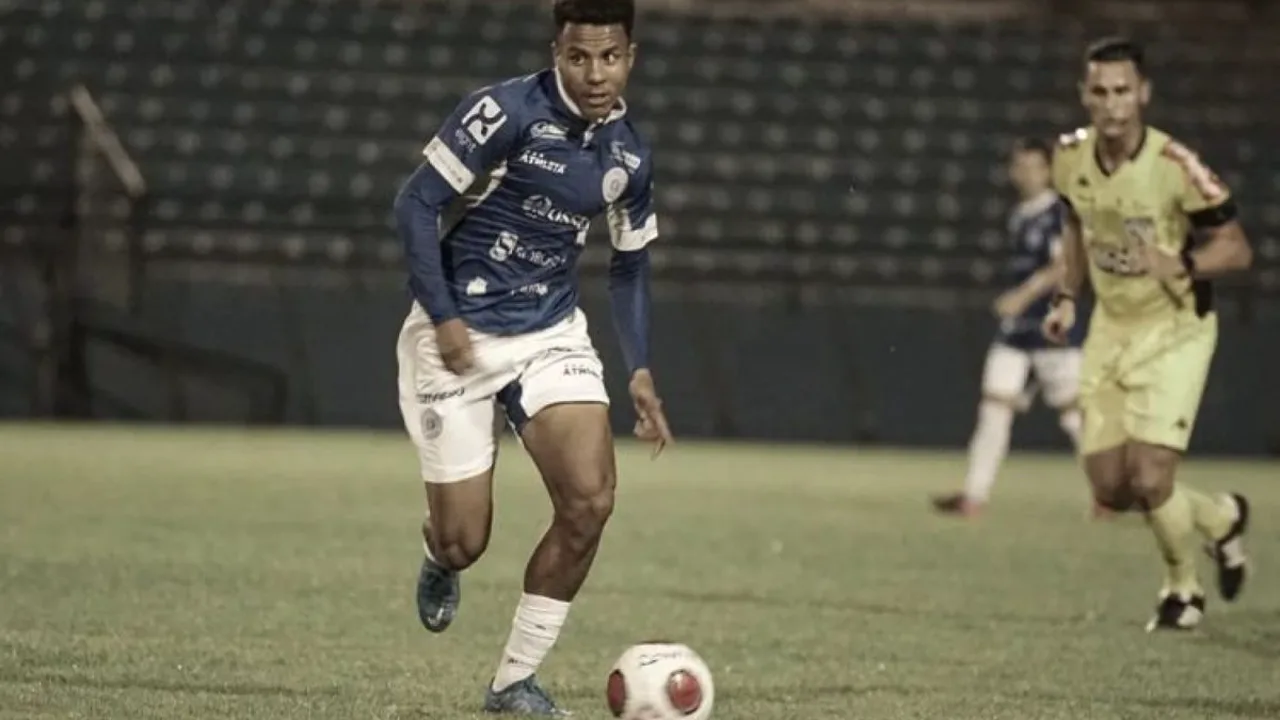 Lucas Lima, meia do São Bernardo, em ação durante partida do Brasileirão Série B 2026