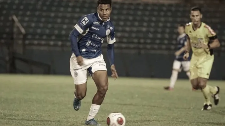 Lucas Lima, meia do São Bernardo, em ação durante partida do Brasileirão Série B 2026