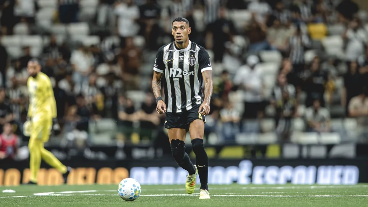 Vitor Hugo, zagueiro do Atlético Mineiro, de camisa 14, em ação no Brasileirão Série A 2026
