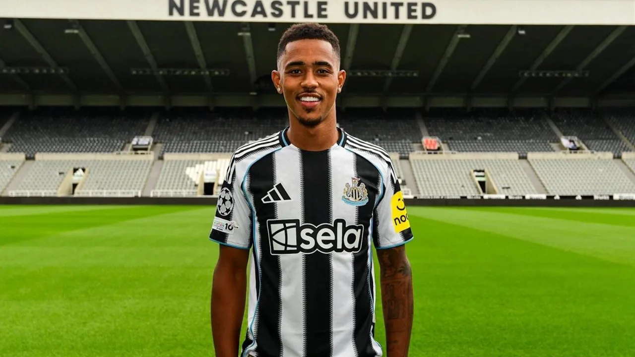 Jacob Ramsey, meia do Newcastle United, com a camisa 41 em partida da Premier League 2025/2026
