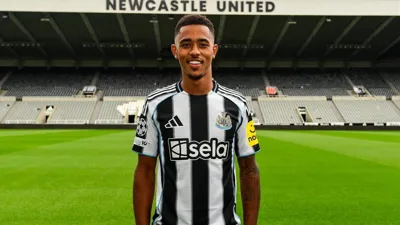 Jacob Ramsey, meia do Newcastle United, com a camisa 41 em partida da Premier League 2025/2026