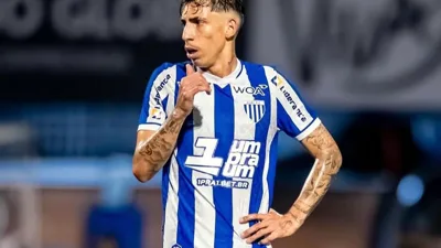 Douglas Teixeira comemora gol pelo Avaí contra o Náutico no Estádio Aderbal Ramos da Silva, Série B 2026
