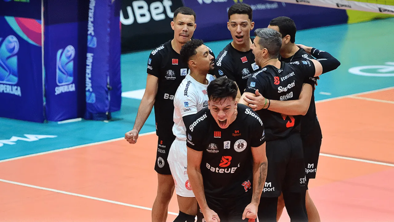 Jogadores de vôlei masculino em disputa de bola durante partida entre Sesi e Guarulhos na Superliga Masculina 2024