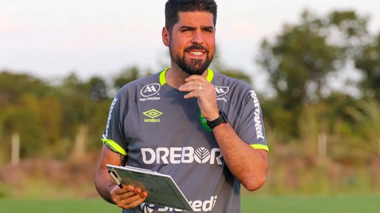 Tiago Sá Oliveira, treinador português do Operário Ferroviário na Série A 2026, na beira do campo