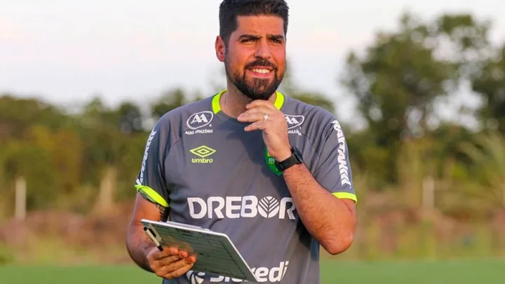 Tiago Sá Oliveira, treinador português do Operário Ferroviário na Série A 2026, na beira do campo