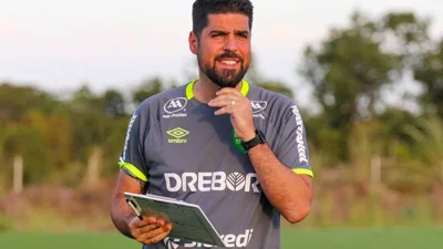 Tiago Sá Oliveira, treinador português do Operário Ferroviário na Série A 2026, na beira do campo