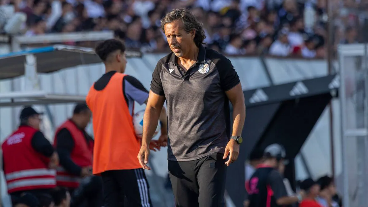 Gustavo Alberto Lema, treinador do Audax Italiano, na beira do campo durante a Copa Sudamericana 2026