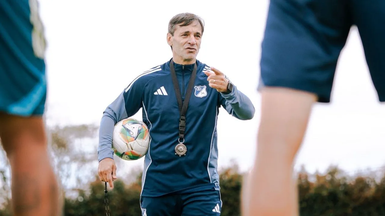Fabián Bustos, treinador argentino do Millonarios, na beira do campo durante a Copa Sudamericana 2026