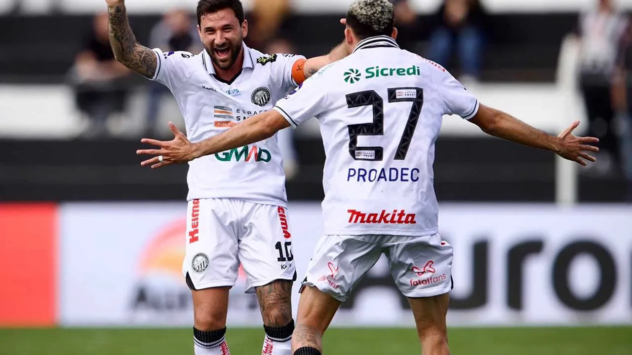 Pablo pelo Operário PR e Vitor Jacaré pelo Londrina, dois atacantes da Série B 2026 em lances de finalização