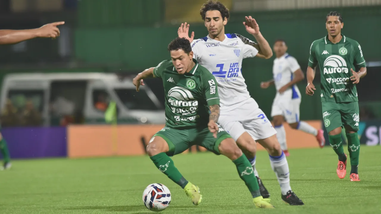Giovanni Augusto pela Chapecoense e Gabriel Boschilia pelo Operário PR disputando a Série B 2026