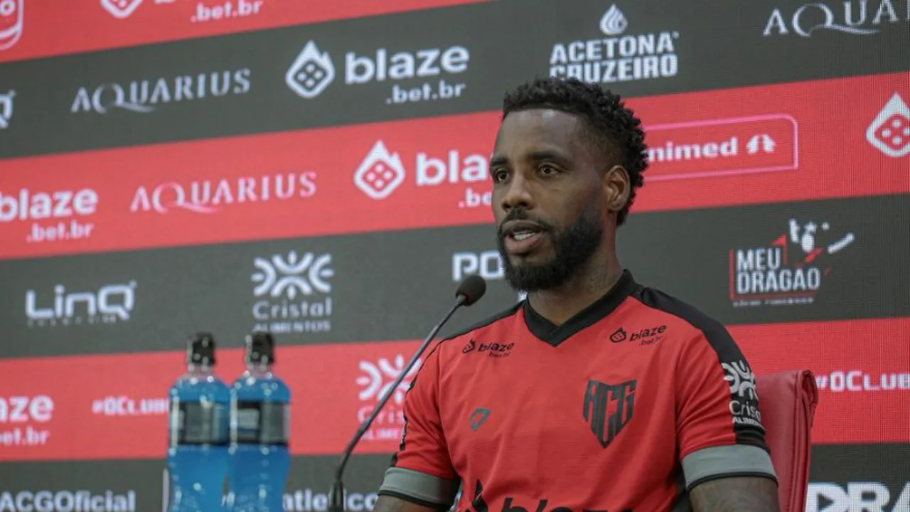 Guilherme Romão, zagueiro do Atlético GO, em ação durante partida do Brasileirão Série B 2026