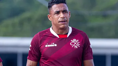 Arnaldo, zagueiro do Náutico, com a camisa 2 em campo durante partida do Brasileirão Série A 2026