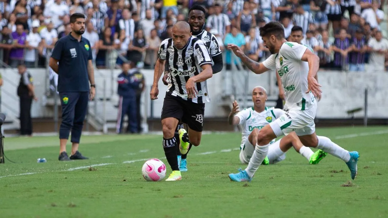 Nino Paraíba, lateral-direito do Londrina, em ação pela Série B do Brasileirão 2026