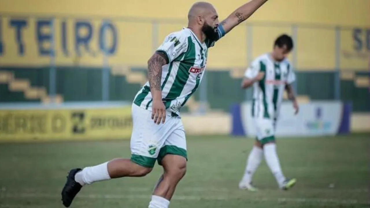 Jemerson, zagueiro do São Bernardo, em ação durante partida da Brasileirão Série B 2026