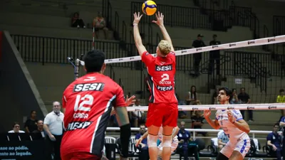 Jogadores do Suzano Volei comemoram vitória sobre o Sesi por 3 a 2 na Superliga Masculina em novembro de 2024