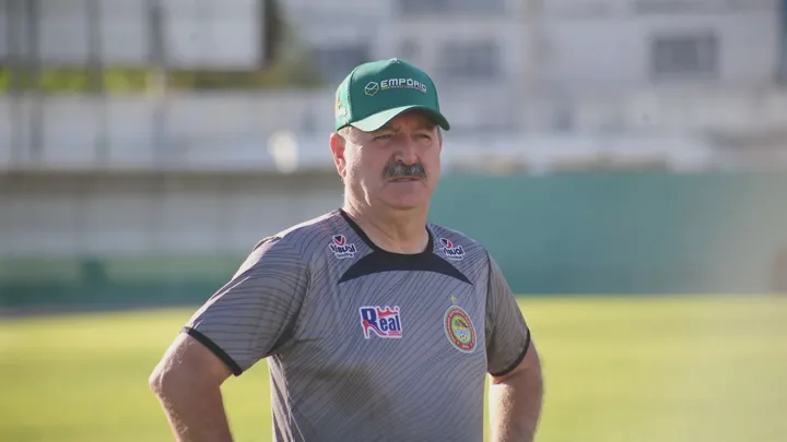 Leandro Caitano de Campos, treinador do Juazeirense, na beira do campo durante a Copa do Nordeste 2026
