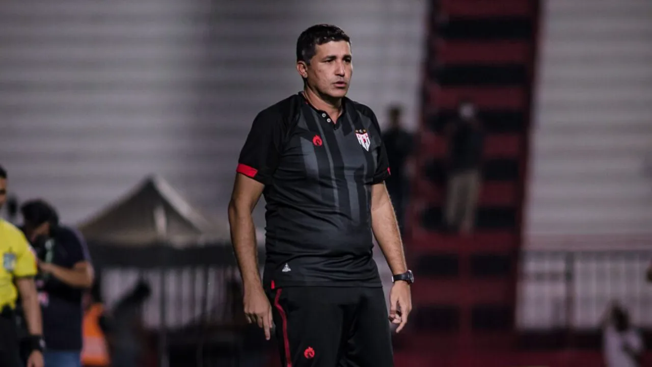 Edu Souza, treinador do Atlético GO, no banco de reservas durante partida da Série B 2026
