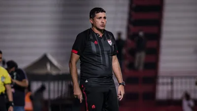 Edu Souza, treinador do Atlético GO, no banco de reservas durante partida da Série B 2026