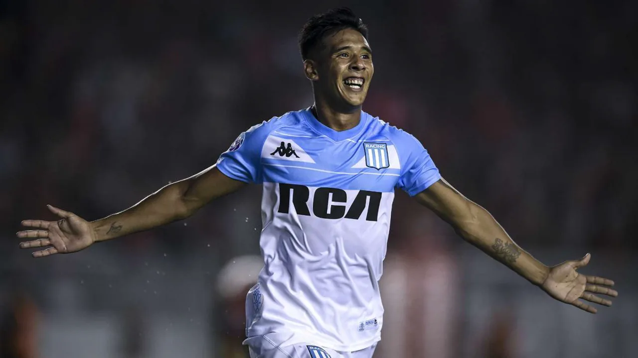 Matías Zaracho com a camisa do Racing Club e Jeyson Chura com a camisa do Blooming em ação pela Copa Sul-Americana 2026