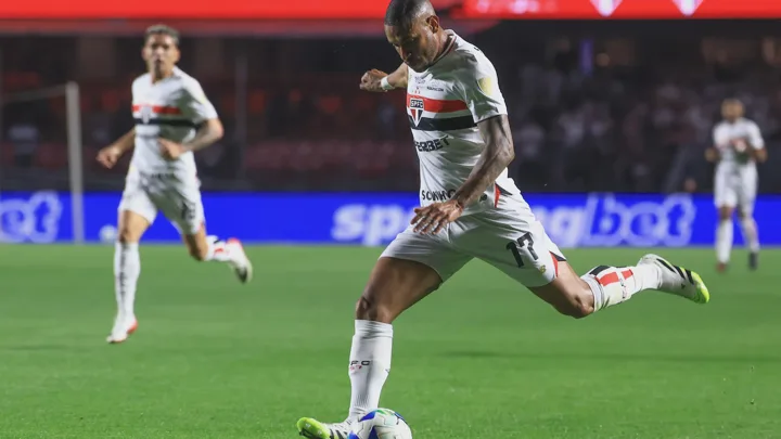 André Silva com a camisa do São Paulo e Júnior Santos com a camisa do Botafogo, lado a lado em campo no Brasileirão 2026