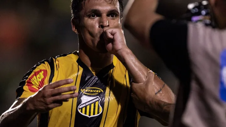 Robson, atacante do Novorizontino, camisa 11, em ação no Brasileirão Série A 2026
