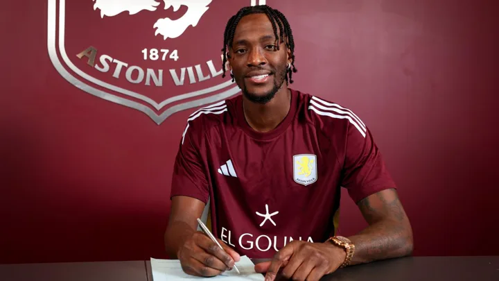 Tammy Abraham, atacante do Aston Villa, comemorando gol na Premier League 2025/2026
