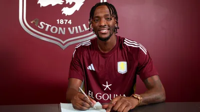 Tammy Abraham, atacante do Aston Villa, comemorando gol na Premier League 2025/2026