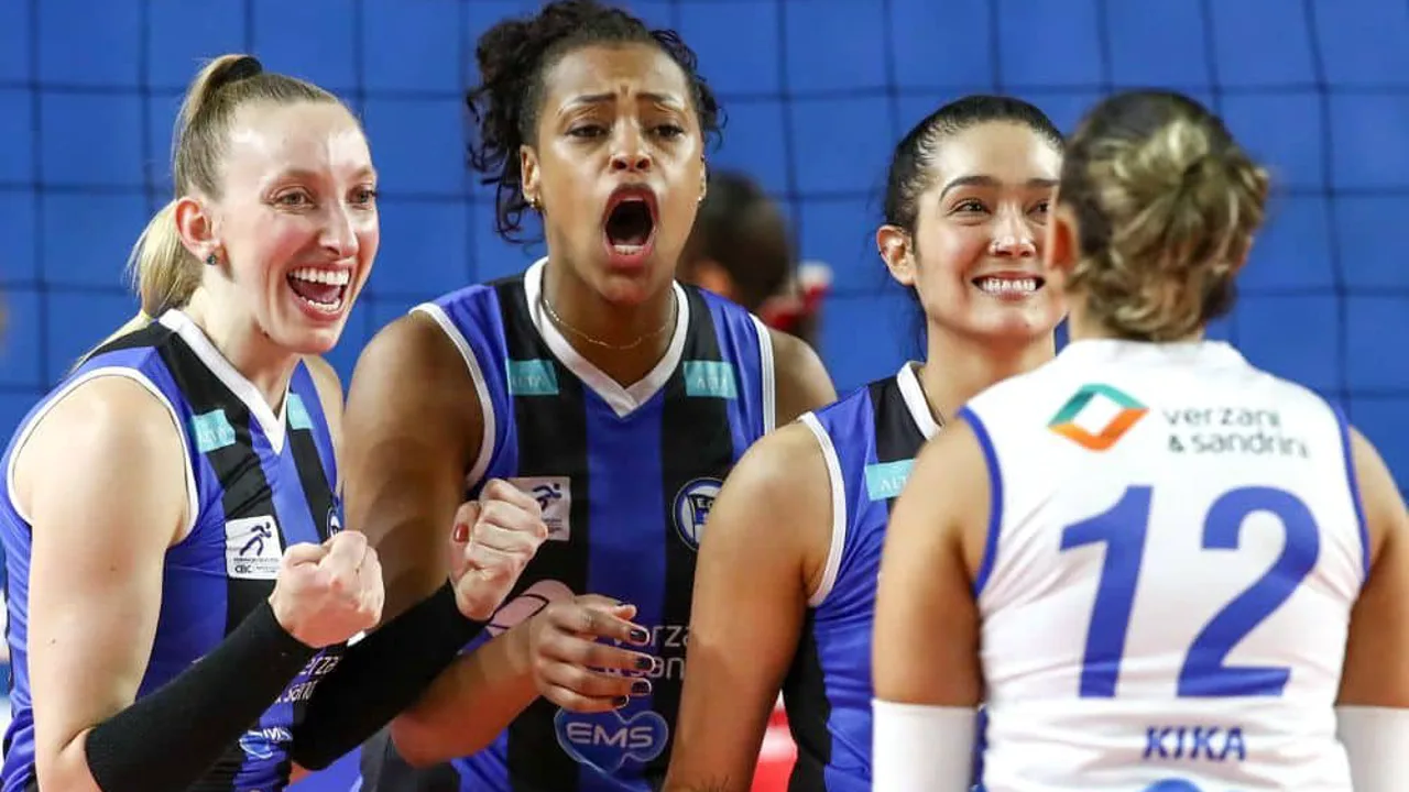 Jogadoras do Barueri W e Pinheiros W disputam bola nas quartas da Superliga Feminina 21 em março de 2025