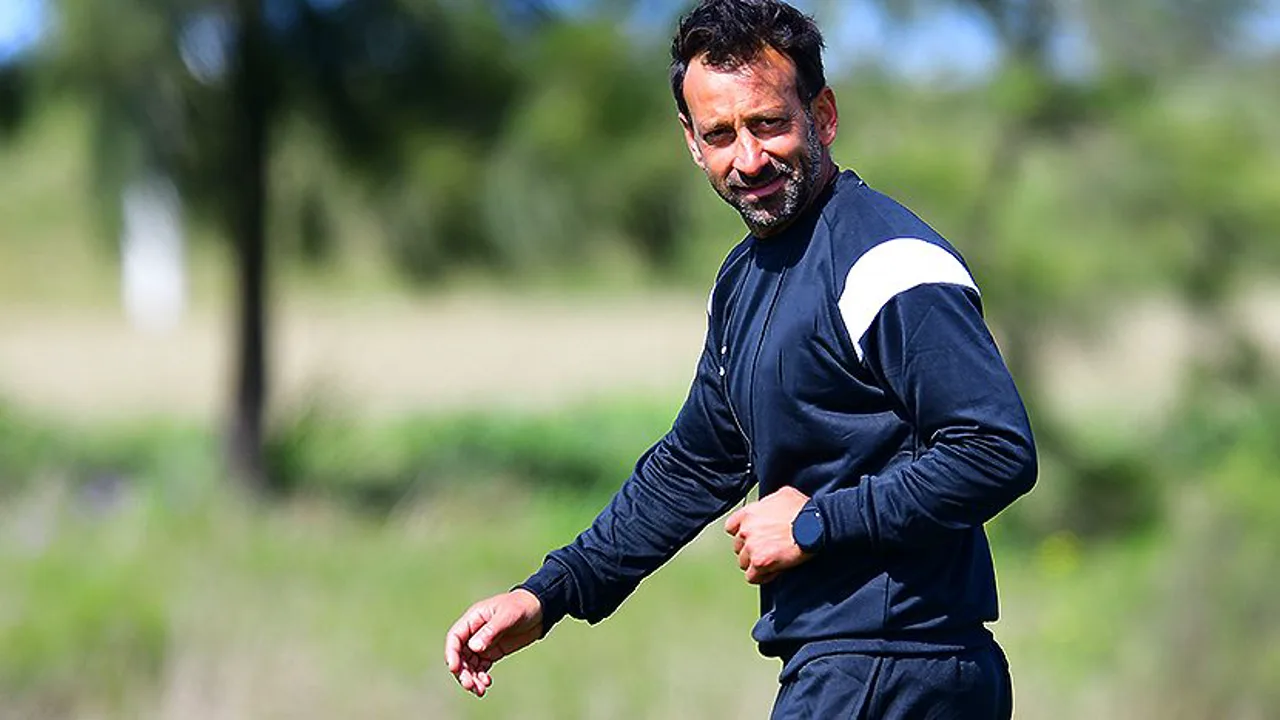 Sergio Blanco, treinador uruguaio do Juventud, na beira do campo durante a Copa Sudamericana 2026