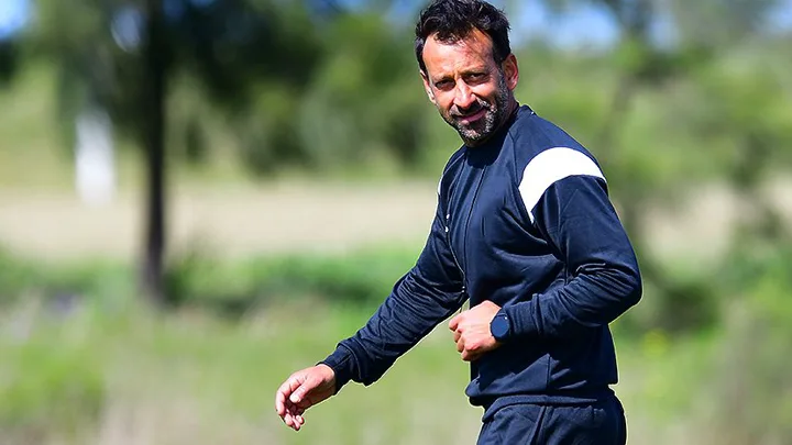 Sergio Blanco, treinador uruguaio do Juventud, na beira do campo durante a Copa Sudamericana 2026