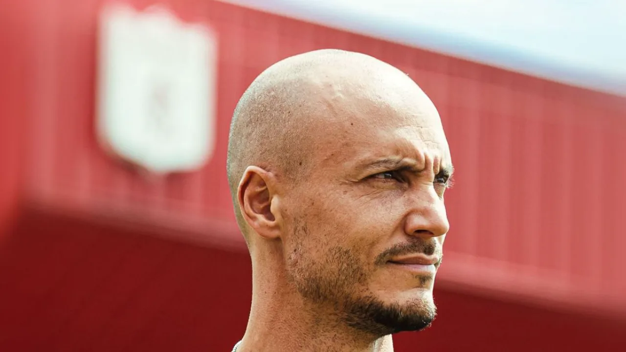 David González, treinador colombiano do América de Cali, na beira do campo durante partida da Copa Sudamericana 2026